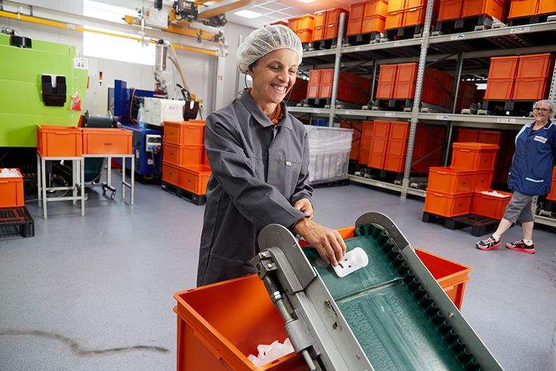 Mitarbeiterin in BP® HACCP-Arbeitskleidung in Produktionshalle